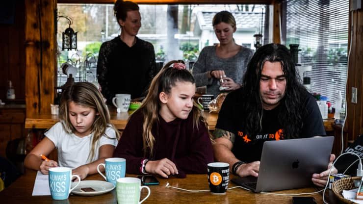 “Didi taihuttu” ชายที่ขายบ้าน ขายรถ เดิมพันทุกอย่างกับ Bitcoin เชื่อว่าราคาจะไปถึง 6 ล้านบาทในปี 2022