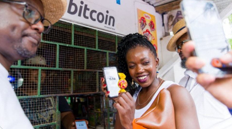 นายธนาคารกลาง 44 คน ตะโกนคำว่า "Bitcoin" ขณะโพสท่าถ่ายรูปใน El Zonte ของเอลซัลวาดอร์
