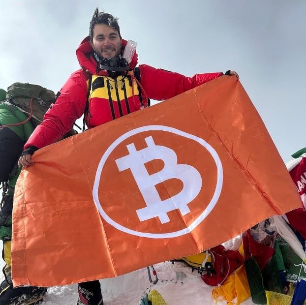 สาวก Bitcoin ท่านหนึ่ง ปักธงที่มีโลโก้ BTC บนยอดเขาเอเวอเรสต์ ได้สำเร็จ