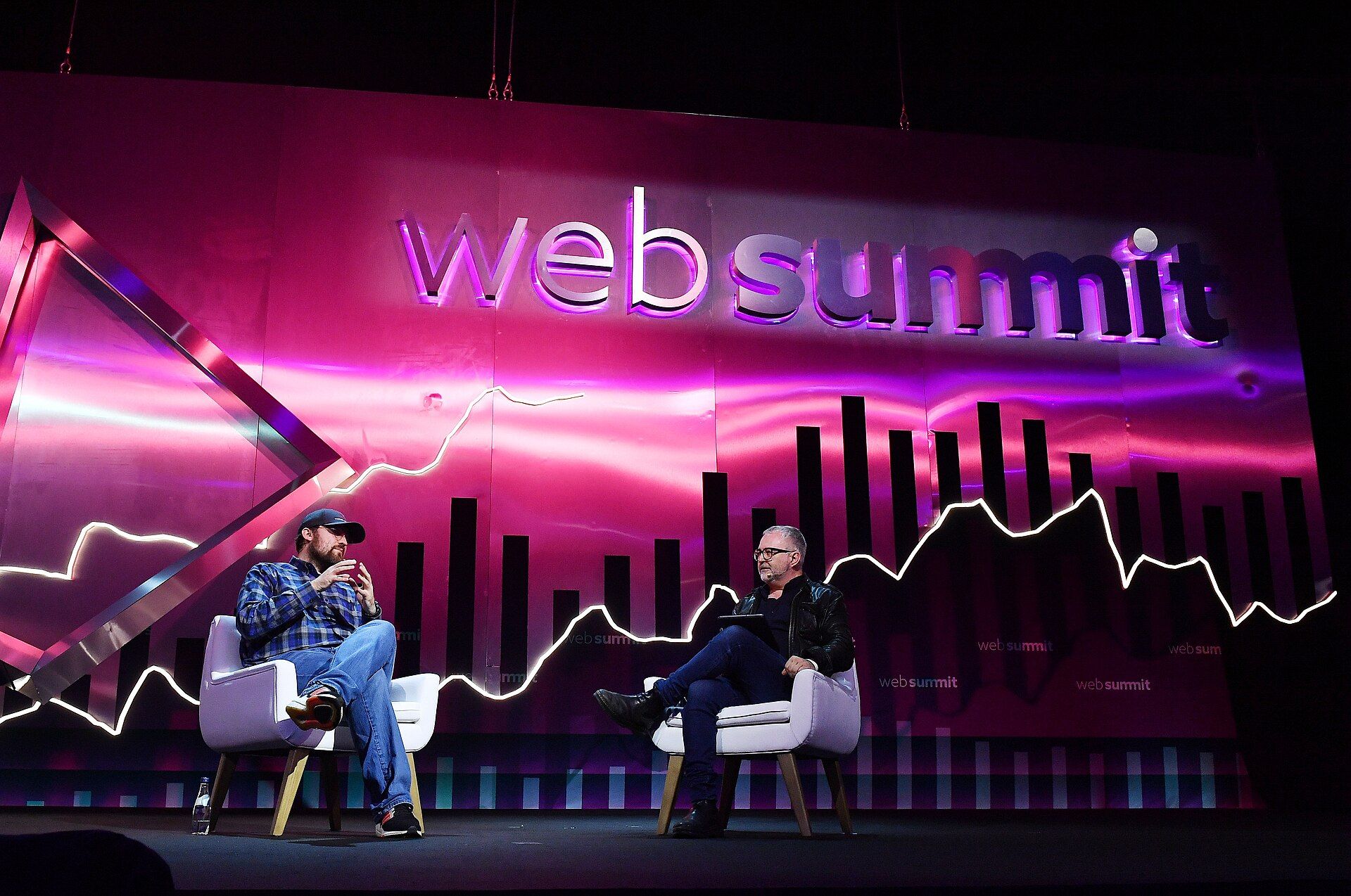 Charles Hoskinson กับ Mike Butcher บรรณาธิการ TechCrunch บนเวที Crypto งาน Web Summit 2022