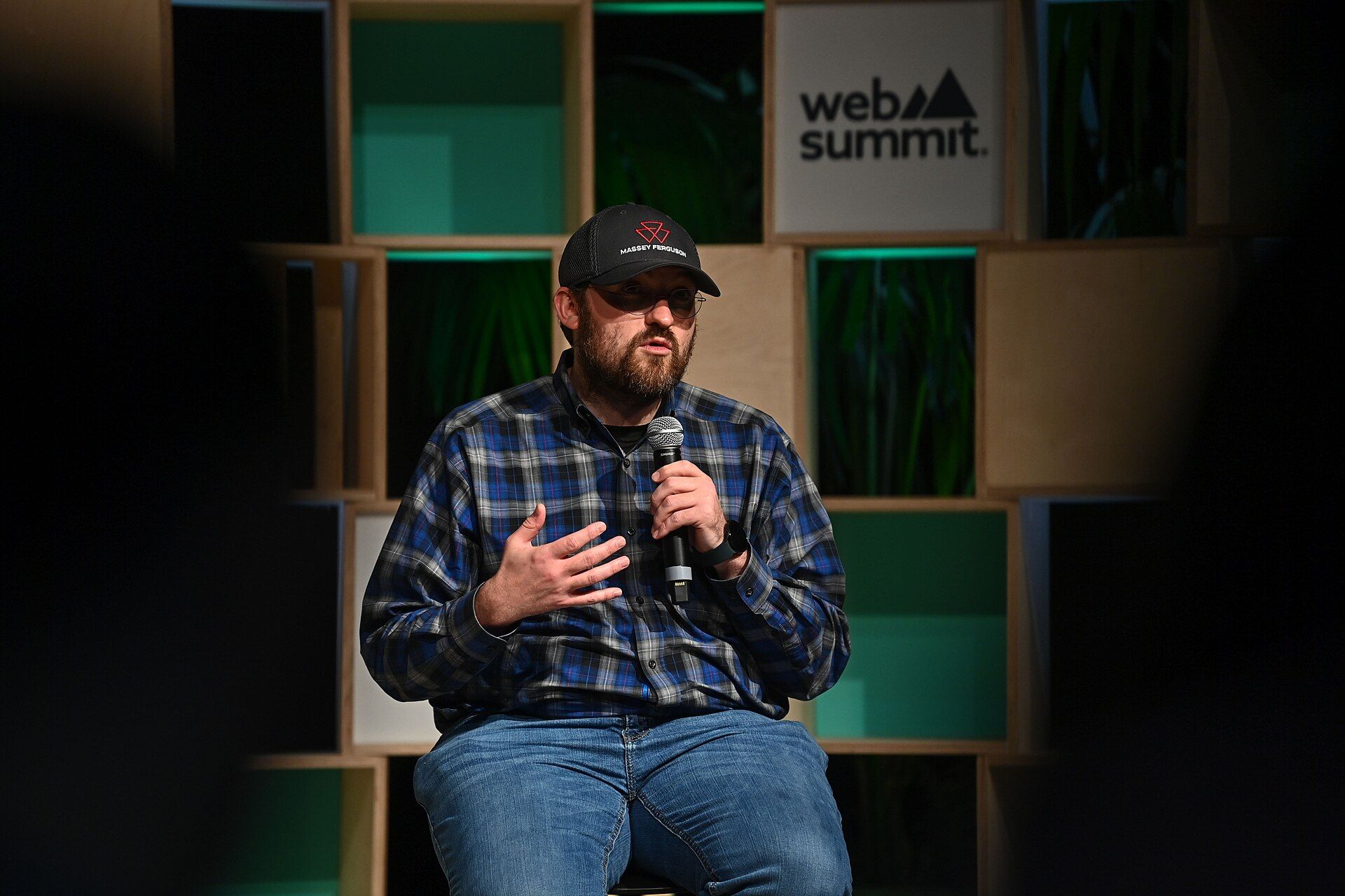 Charles Hoskinson ตอบคำถามบนเวที Q&A ในงาน Web Summit 2022 ที่ลิสบอน