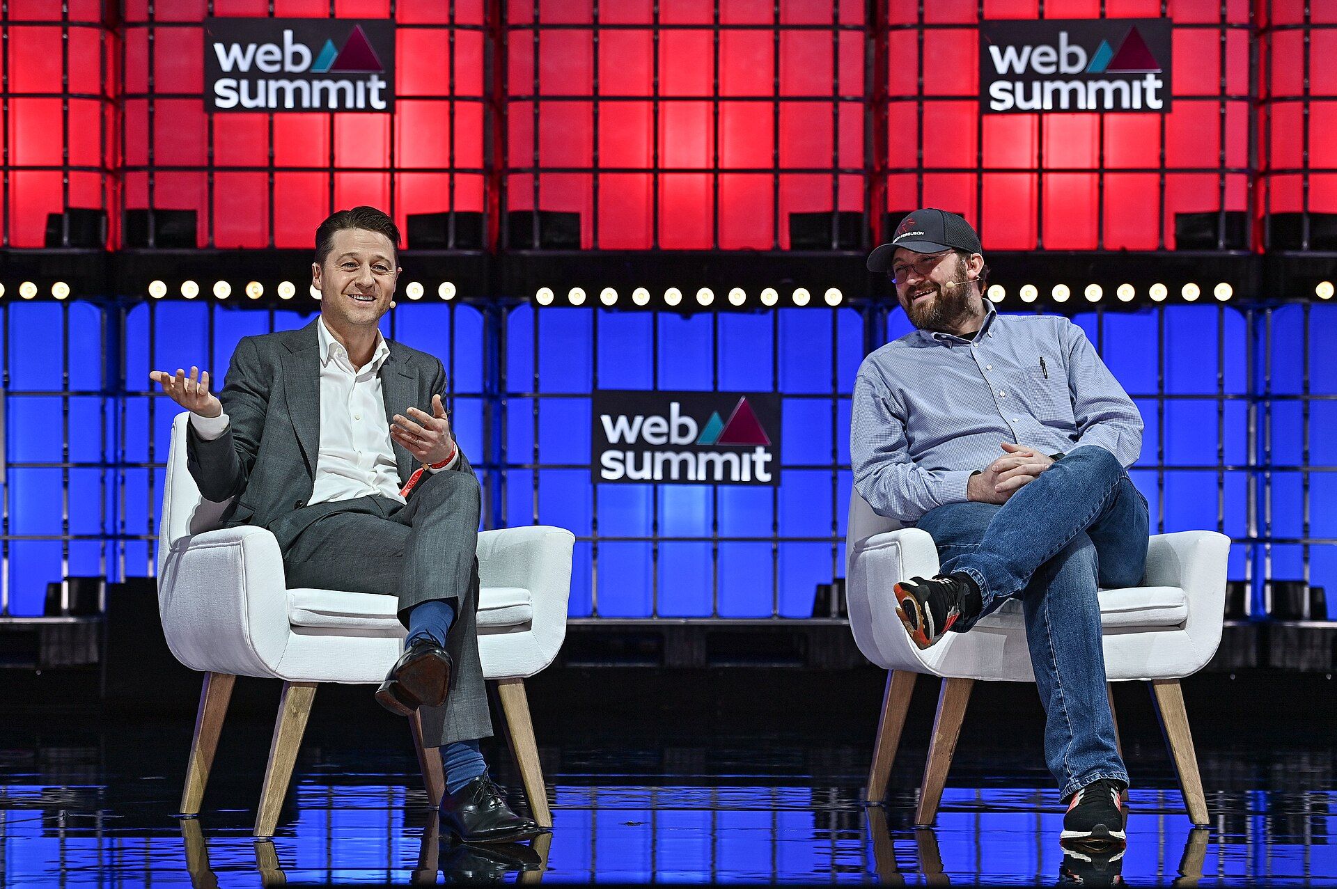 Ben McKenzie และ Charles Hoskinson บนเวที Centre Stage ของงาน Web Summit 2022