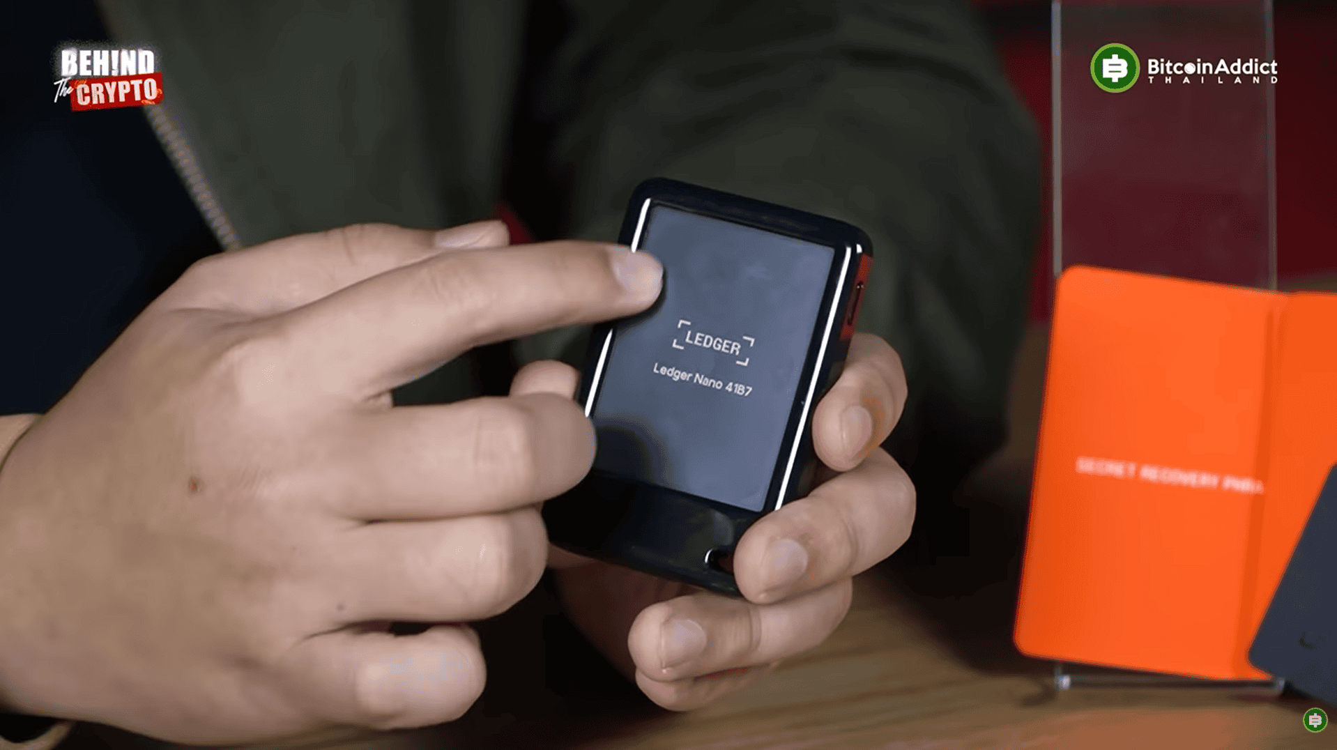 หน้าจอ E-Ink Ledger Nano Gen5 แสดงรายละเอียดธุรกรรม Clear Signing