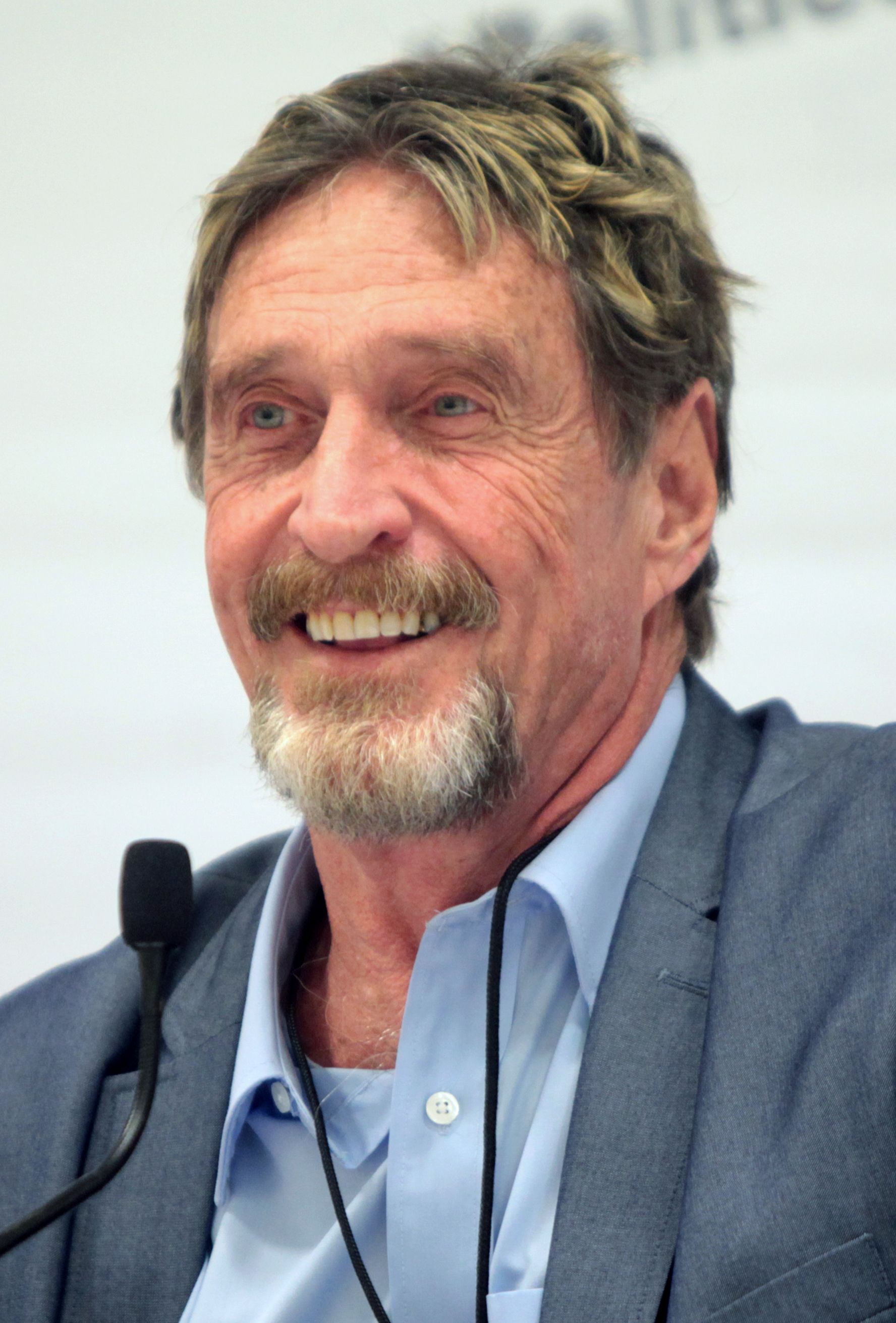 John McAfee ขึ้นพูดที่งาน Politicon เมือง Pasadena ปี 2016