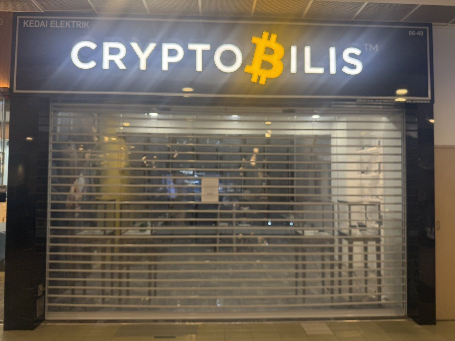 หน้าร้าน CryptoBilis ในมาเลเซียปิดประตูม้วน มีประกาศติดอยู่หลังประตู ภาพจาก @TourouJPN บน X