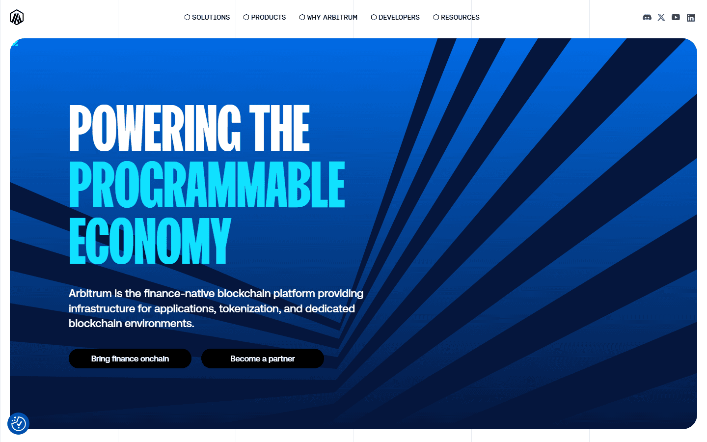 หน้าแรกเว็บทางการ arbitrum.io ข้อความ Powering the Programmable Economy และคำอธิบายว่า Arbitrum เป็นแพลตฟอร์มบล็อกเชนแบบ finance-native
