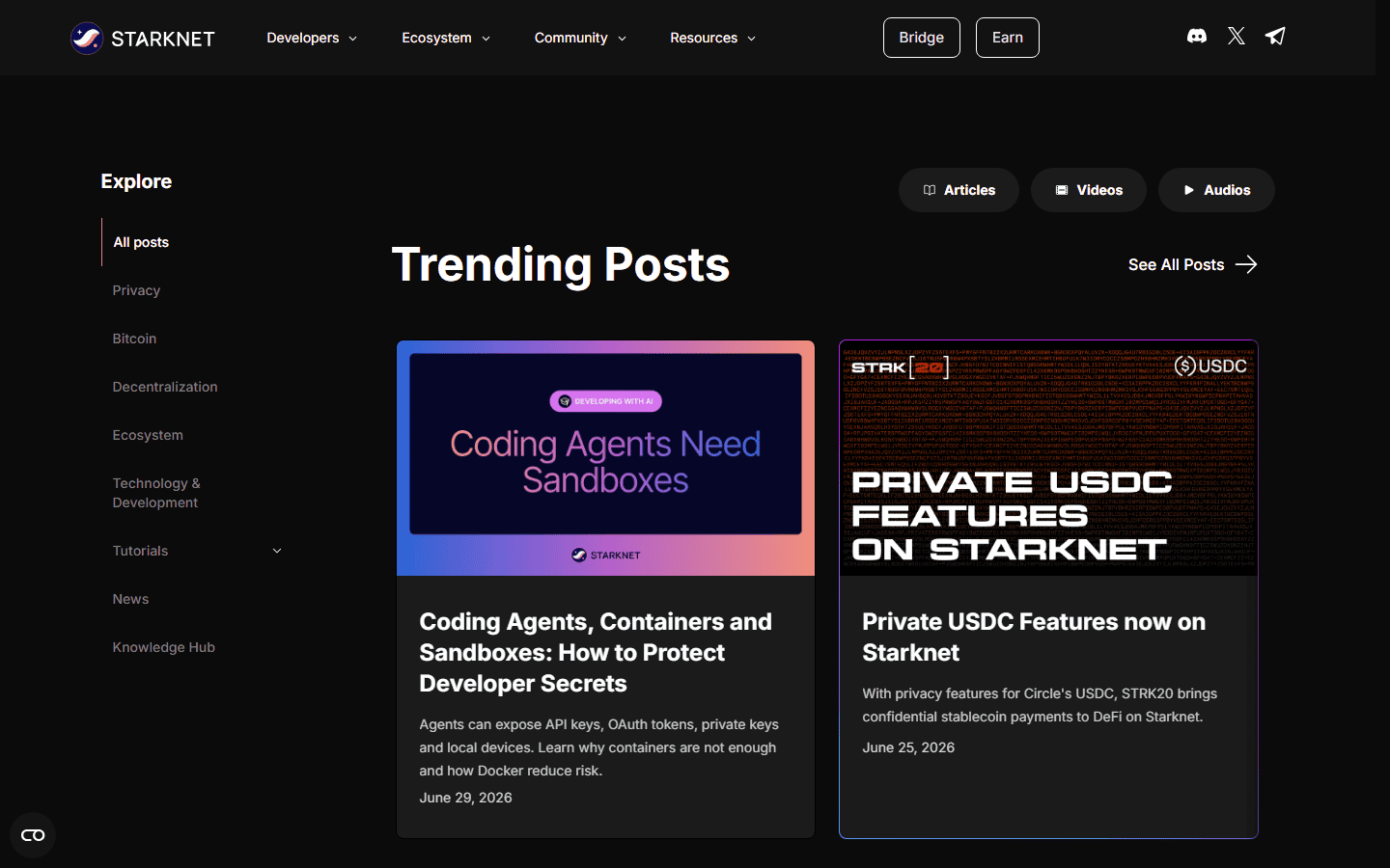 หน้าบล็อกทางการ starknet.io/blog หัวข้อ Trending Posts เช่น Private USDC Features now on Starknet และหมวดบทความ Privacy, Bitcoin, Ecosystem